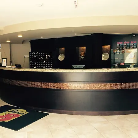 Super 8 By Wyndham West Kelowna Bc Exterior photo
