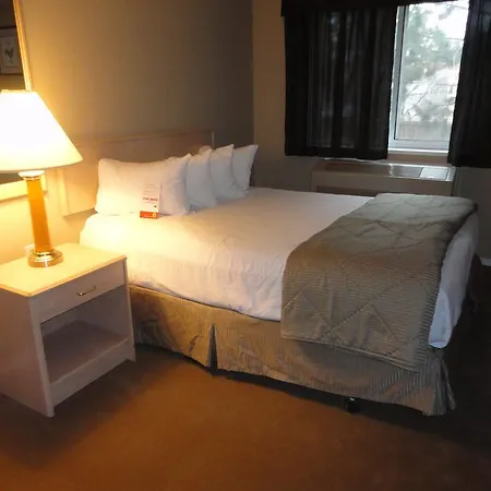 Super 8 By Wyndham West Kelowna Bc Exterior photo